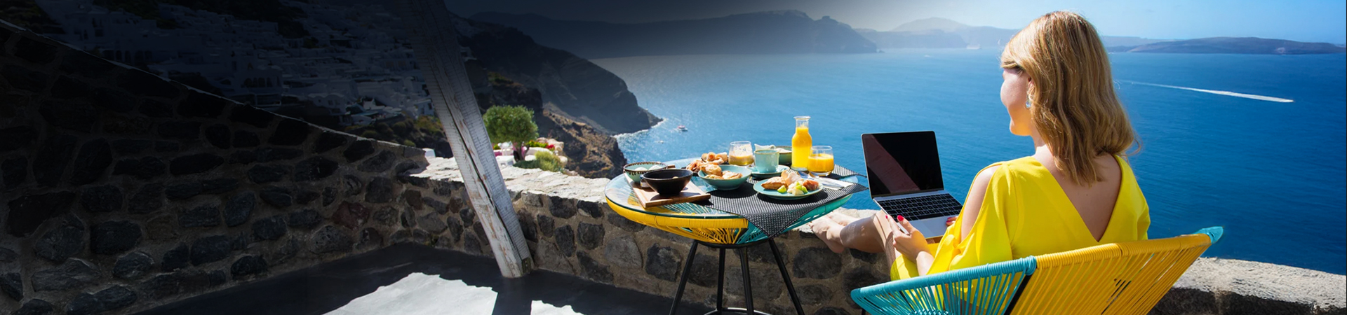 Outdoor dining, Meerblick, Sessel aus Draht, Laptop, Frühstücksset