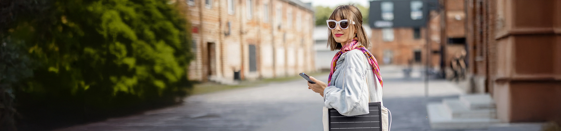 Sonnenbrille, Jeansjacke, Schal, handtasche, Stadtandsicht