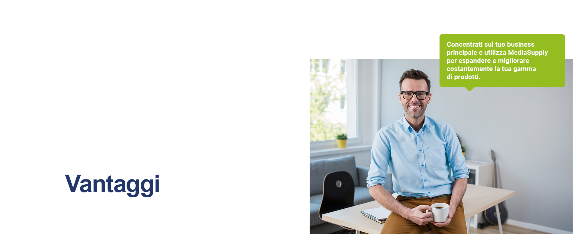 Mann, Brille, blaues_Kurzarmhemden?, Kaffee, Büro