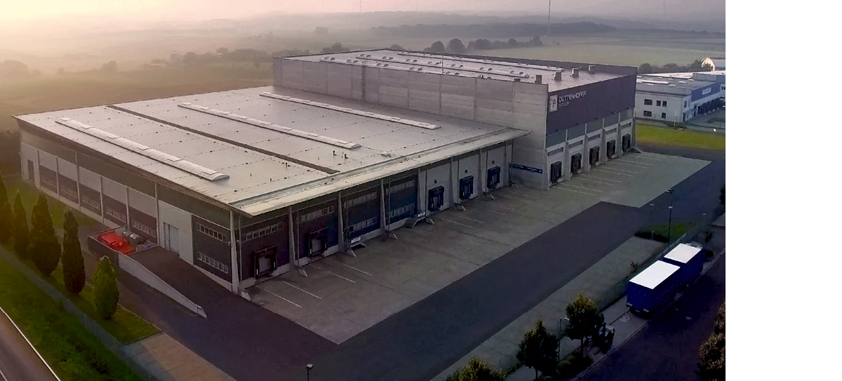 Lagerhalle, Logistikzentrum, Verlade Docks, Lastwagenpark, Dreh-/Flachdach