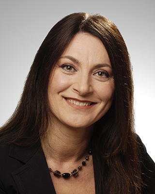 Frau, Haarfarbe Braun, Kleidung Blazer, Halskette, Portrait
