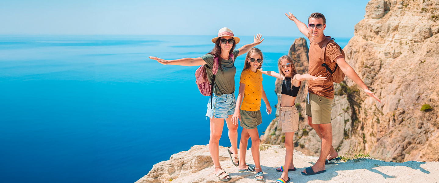 reisegruppe, meerblick, klippen, sonnigekleidung, strandurlaub