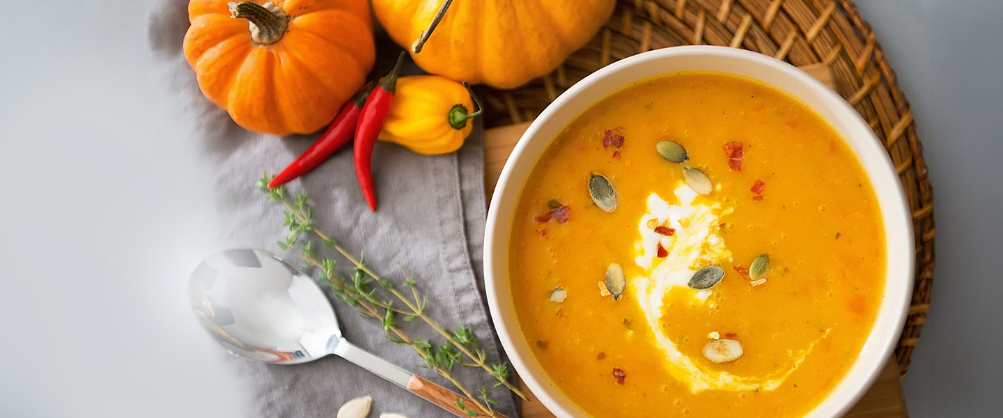Kürbissuppe, Orangene Suppe, Weiße Keramikschüssel, Kürbiskerne, Frische Kürbisse
