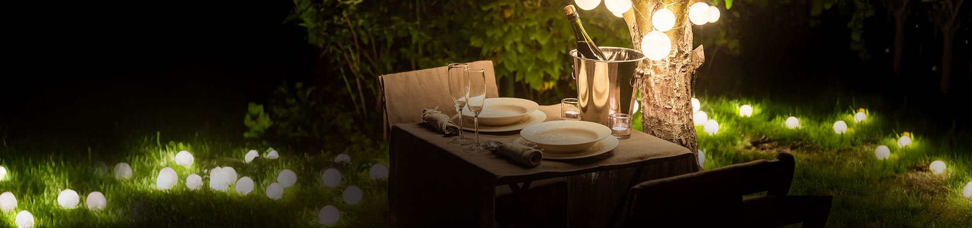 Outdoor dining, Tischsetup, Weinflasche, Champagnerkühler, Lichterketten