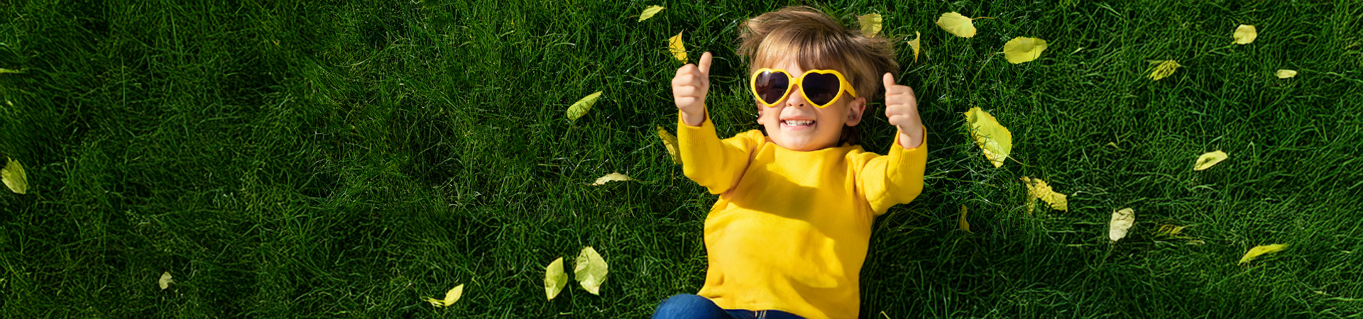 Kind, Sonnenbrille, Gras, Sommer, Lächeln