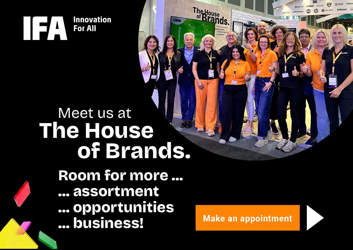 Gruppenfoto, Messestand, orangefarbene Uniformen, Lanyards, Menschenmenge