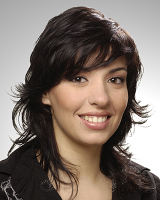 frau, haarfarbe braun, jagged schichten, kurze haare, gesicht portrait