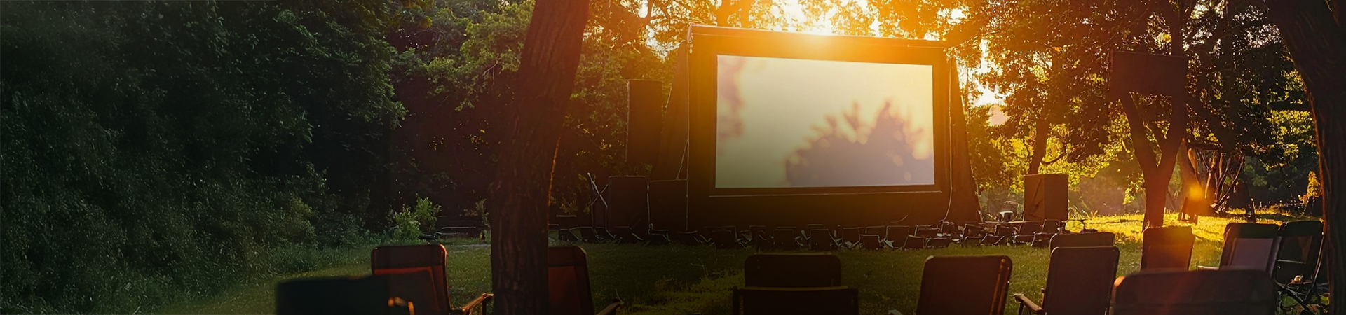Outdoor, Open-air cinema, Projektionsleinwand, Faltstühle, Waldpark